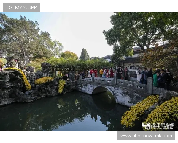 球员在场上与对手玩苏州园林的假山迷宫，球在迷宫里转不出去